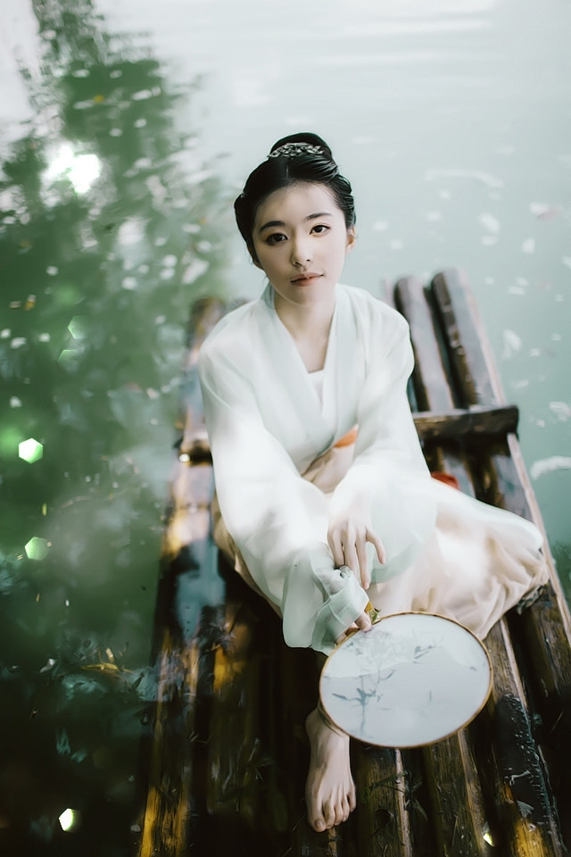 春水碧于天，画船听雨眠，垆边人似月，皓腕...