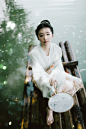 春水碧于天，画船听雨眠，垆边人似月，皓腕凝霜雪。