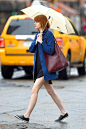 Emma Stone 适合日常的休闲范儿穿搭，长款外套搭配长款衬衫，一定要穿打底裤。鞋子与内搭呼应，也与包包一起增加了整体穿搭的休闲感。蓝红是很好的对比色，蓝色外套搭配酒红色包包很好看。