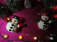 可爱的雪人平躺在粉红色闪烁的背景附近装饰灯泡在平安夜，圣夜，圣诞快乐和新年快乐。
