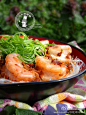 分享小牛的博文图片：懒厨娘必学的快手经典菜--蒜蓉粉丝蒸大虾 http://t.cn/hSjMk