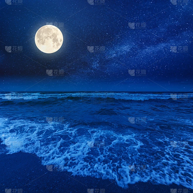 海滩和大海在一个多云的夜晚素材-花瓣网