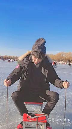 #肖战# 冬天快到啦，今年的小赞也要开开心心呀 

头像 &amp; 手机壁纸 | 二改 二传注明出处 ​​​​