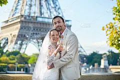 一对美丽的新婚夫妇在巴黎_5146685175