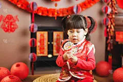 中国女婴穿着传统服装庆祝中国新年