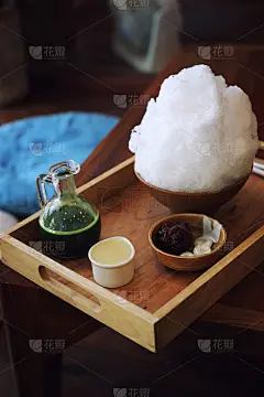 日式咖啡馆的木桌上放着美味的日式甜刨冰绿茶