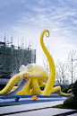 一城芳华尽在建正紫阙 · 景观一体化经典案例_设计 : 售楼处向外，是一片干净整洁的草坪，形成了一个纯粹的围合空间，体现我们纯粹自然的理念。 场景设计上，是由MBDI英斯佛朗集团子品牌 “牧兮亲子” 全程打造，致力于打造儿童全…