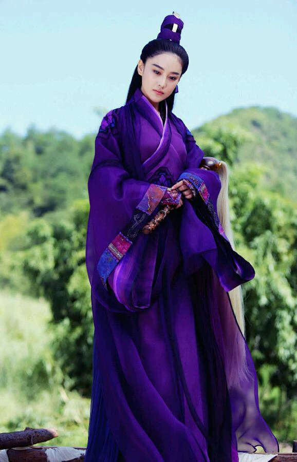 38.李莫愁 扮演者：张馨予 电视剧：《神雕侠侣》 角色介绍：李莫愁，金庸武侠小说《神雕侠侣》中主要反面人物之一，为情所伤，很悲情的女性人物，绰号“赤练仙子”，是主人公杨过的师伯，小龙女的师姐。本来是个好人。她倾心陆展元，曾不顾男女之嫌为其疗伤。因为不肯听师父的话立誓不离古墓而被师父逐出师门，本想与陆展元共浴爱河，却没想到被陆展元狠心抛弃。因为陆展元的无情，自此身心大受打击，性情大变，因爱成恨。杀陆家满门，并折磨陆立鼎（古天乐版，陈晓版中改为陆展元）之女陆无双。为得玉女心经，屡次威胁杨过小龙女性命。纵横江