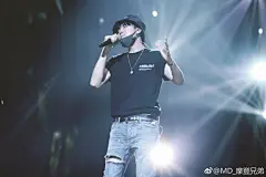 摩登兄弟 第二次来到金曲捞。 很熟悉 也很激动。谢谢已经到现场的朋友。不过很抱歉。又下雨了☔️.....带伞了吧。 ​​​​