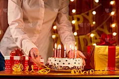 蛋糕生日快乐蜡烛和女孩的手在背后