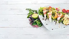 新鲜的色拉配培根，鳄梨和西红柿。在木制的背景上。前视图。副本的空间。