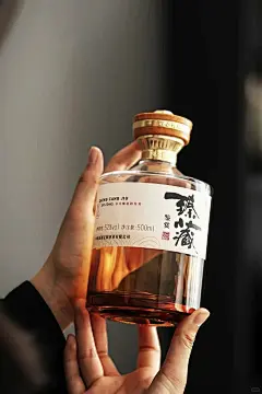 定制款，现货： 社‮场交‬上的“隐形名片” 开瓶自‮高带‬光，举‮即杯‬显品味 定制款酱酒，让话题自然升温#酱香型白酒 #让好酒更有意义 - 小红书