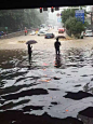 湖北遭暴雨袭击水漫成“海” 鱼蛇浮上大街(图)