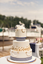 乘风破浪，驾驭白浪与蓝海的海军风婚礼灵感！+来自：婚礼时光——关注婚礼的一切，分享最美好的时光。#海军风婚礼蛋糕# #珍珠# #条纹#