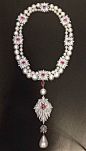 Elizabeth Taylor设计的这款项链是由珍珠…@北坤人素材