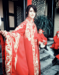 #微微一笑很倾城# 之美人一笑也倾城 #K莫#  游戏里成亲应该是这样的吧！  你嫁衣如火灼伤了天涯，从此残阳烙我心上如朱砂；都说你眼中开倾世桃花，却如何一夕桃花雨下。PS：美人的红嫁衣真好看