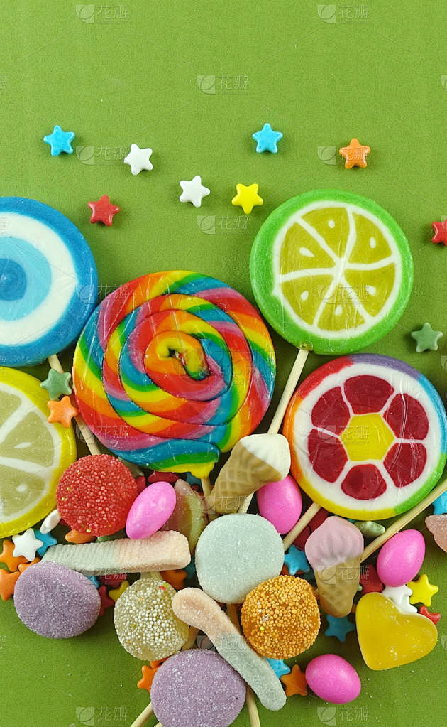  五颜六色的棒棒糖和不同颜色的糖果