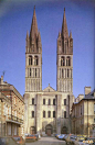 法国盛期的著名教堂还有兰斯主教堂和沙特尔主教堂，它们与亚眠主教堂和博韦主教堂一起，被称为法国四大哥特式教堂。斯特拉斯堡主教堂也很有名，其尖塔高142米。 百年战争发生后，法国在14世纪几乎没有建造教堂。及至哥特式建筑复苏，已经到了火焰纹时期，这种风格因宙棂形如火焰得名。建筑装饰趋于“流动”、复杂。束柱往往没有柱头，许多细柱从地面直达拱顶，成为肋架。拱顶上出现了装饰肋，肋架变成星形或其他复杂形式。当时，很少建造大型教堂。这种风格多出现在大教堂的加建或改建部分，以及比较次要的新建教堂中。
