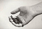 虎爪（Bagh Nakh）
Bagh-Nakh也是印度的特种武器，其名的意思就是“老虎的爪子”。它有两种形制：一种是手抓住铁爪后面的把手，还有一条带子把铁爪绑在前臂上；而另一种则像手指虎一样，握在手里即可。不过，这种武器可比混混用的手指虎厉害得多：那些钢爪就像食肉兽的爪子一样，抓一下就是好几条不小的伤口，抓到喉咙更是必死无疑。这种武器在印度也不是合法的兵器，一般只有暗杀者或盗贼才会使用它。
下边几种样式的最常见