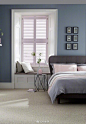 这种淡淡又柔和色调的蓝色臥室墻面，搭配上干净、简约又优雅的设计风格，然人觉得舒适温馨~ ​​​​