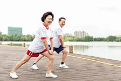 老人在河边健身运动，