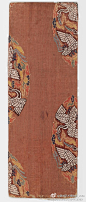 #跟小文一起赏文物# 佛经及经典书籍由装饰丝绸作封面封底。丝绸的使用上溯至唐代，但大多数现存品来自于明代。1940年间，费博收购了超过五百个经典的封面以及其他纺织品组合，成为重要的中国纺织品研究资源。随着南方小年夜的到来，让我们一起欣赏花卉图案，佛教标志，吉祥汉字等中国传统符号吧！ ​​​​