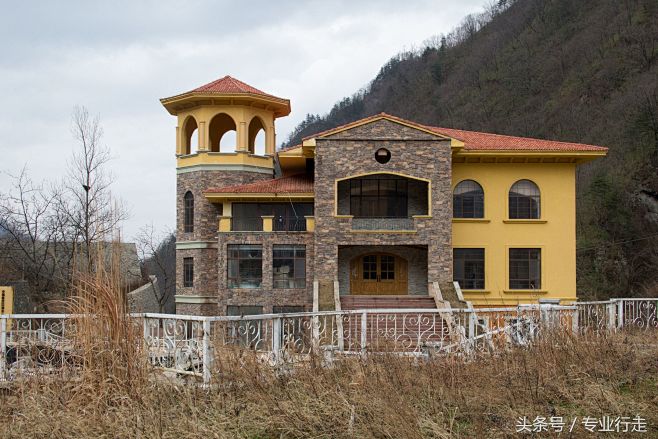 秦岭s102省道发现深山别墅群野蜂筑巢荒草满庭今日头条wwwtoutiaocom