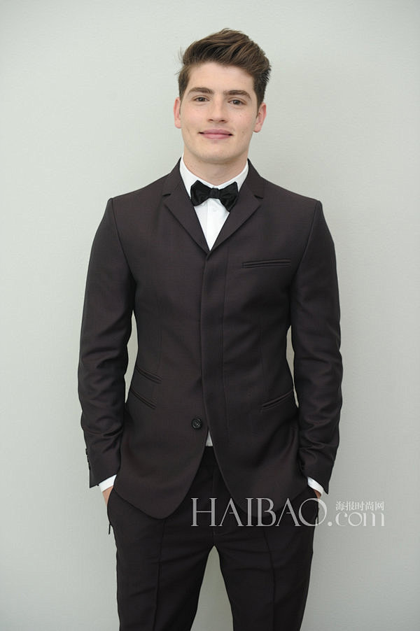 英国演员greggsulkin身着褐色西服套装现身2015春夏米兰男装周安普