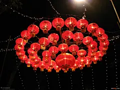 大红灯笼挂起来