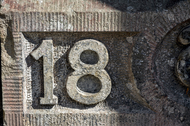 砂岩上雕刻的数字18