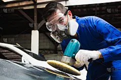 企业家，商人，小企业主，车库，汽车修理店，油漆工，穿着连衣裤，戴着防尘面具，在擦车。