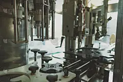 酒厂全自动整体式葡萄酒灌装机。