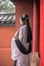 当时我醉美人家，
美人颜色娇如花。
今日美人弃我去，
青楼珠箔天之涯。
天涯娟娟姮娥月，
三五二八盈又缺。
翠眉蝉鬓生别离，
一望不见心断绝。
心断绝，
几千里？
梦中醉卧巫山云，
觉来泪滴湘江水。
湘江两岸花木深，
美人不见愁人心。
含愁更奏绿绮琴，
调高弦绝无知音。
美人兮美人，
不知为暮雨兮为朝云。
相思一夜梅花发，
忽到窗前疑是君。





