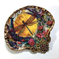 美国艺术家 Mary Kenyon 的贝壳装饰作品有着迷人的复古气息，就像沉船上的古代宝藏。（IG：rtistmary） ​​​​
