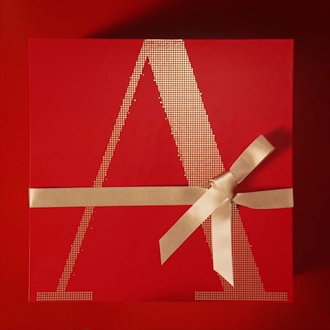 Armani圣诞彩妆系列，拆开礼物的瞬间...