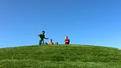 一群孩子跑步，慢动作