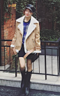 这件羊羔毛外套非常的大气。保暖性超级好。前面拉链是斜斜的，很显瘦 ，搭配简单的半身裙，个性有范！
 #街拍# #潮人# #优雅# #英伦# #时尚# #学院#