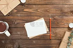 秋季平铺作文与信，空白纸卡，茶杯茶，礼品盒，信封，蜡烛在木制的背景。舒适的秋冬假期概念。平躺，俯视图