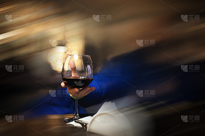 在模糊的背景上加冰的酒精杯
