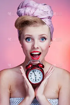 美丽的年轻性感的海报女郎与惊讶的表情