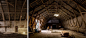 #建筑设计#Bungenäs石灰石仓库建于1910年，曾经是前石灰石矿场的一部分。旁边的两个砖炉曾让这座建筑成为Bungenäs最具特色的建筑之一。该建筑在石灰石工业中扮演者十分重要的角色—石头在高高的砖炉内烧制之后运输前会送到仓库储存。