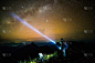 天空,夜晚,山,青年男人,手电筒,探照灯,天体物理学,星迹,空间探索,流星
