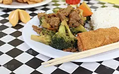 中餐馆里的牛肉西兰花和蛋卷