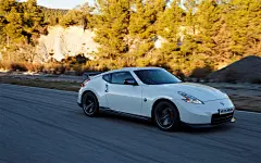 日产370Z Nismo白色拉风跑车桌面壁纸 1920x1200