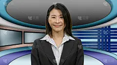 电视演播室的亚洲女主播