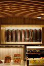 这是位于日本鹿儿岛的 TSUKIAGE-AN 店铺，是一家专营海鲜的名店，由 DOYLE COLLECTION 设计。日本现代风格的设计，店铺的室内设计的特点之一是百叶窗似的倾斜的天花板。【日本设计出品，喜欢分享】