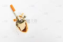 燃烧白皮书的香烟。