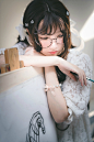 一人的画室
思考、迷茫、灵感、调皮，这是少女的一人画室。无论是画还是人，站在一边静静的欣赏就好
出镜@知曦曦_全力祈福中  
摄影 O睿瑶爸爸
同行:@清眠yume @你翔翔 

一年不见，还是那么充满表现力的曦曦，镜头感一点也没有生疏呢。实际上好看的还有许多，篇幅有限还是只放出其中的一部分啦~

#微博摄影大赛# #人像摄影# #上海约拍#

抄送@摄影9课官方微薄 @吐槽部部长_FrosV @推软妹君 @蛋壳-安利协会 @A3爷 @萝莉萌妹收藏君​​​​