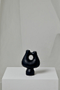 YinjiSpace - American Artists x Simone Bodmer Turner : Simone以环形、夸张的壶和花瓶而闻名，作品的形状隐约让人想起传统的中美洲玻璃瓶。
