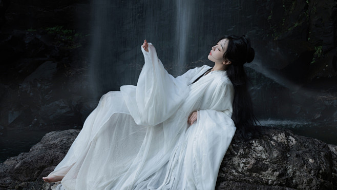 白色古装美女 古风 小溪 瀑布 风景 美...